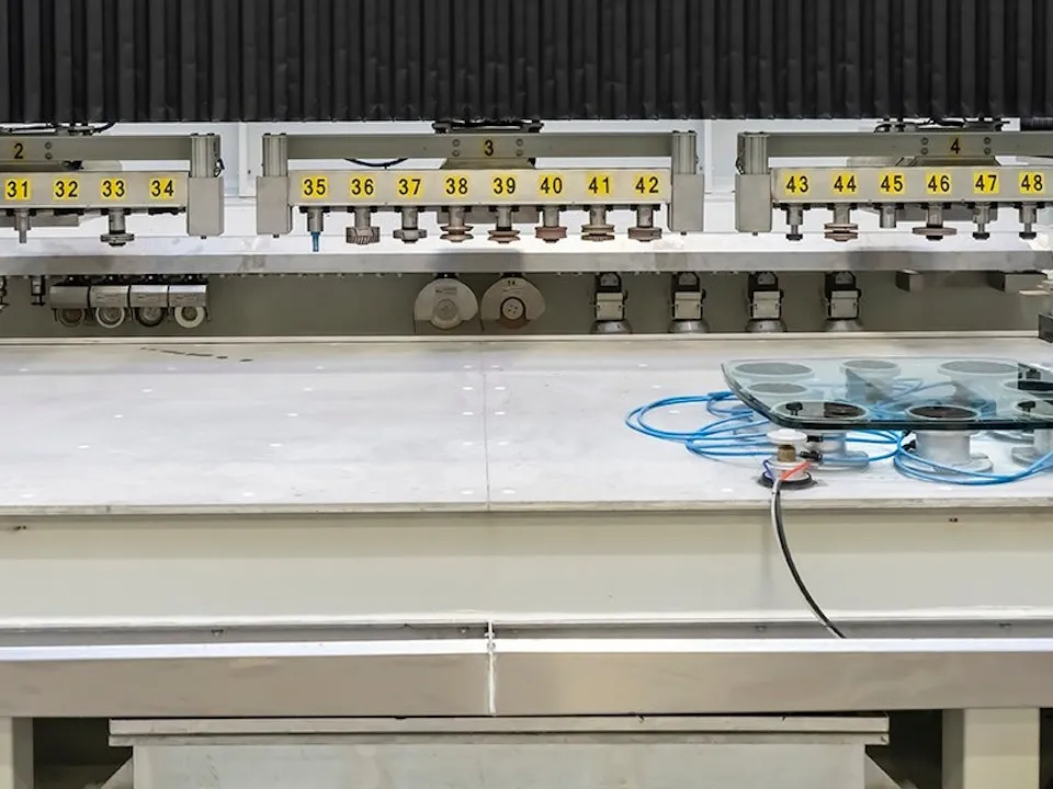 Solid aluminium surface