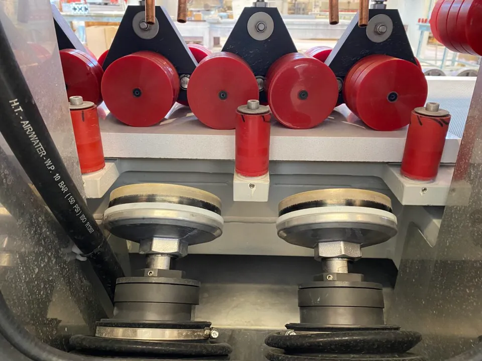 Lower bevelling unit