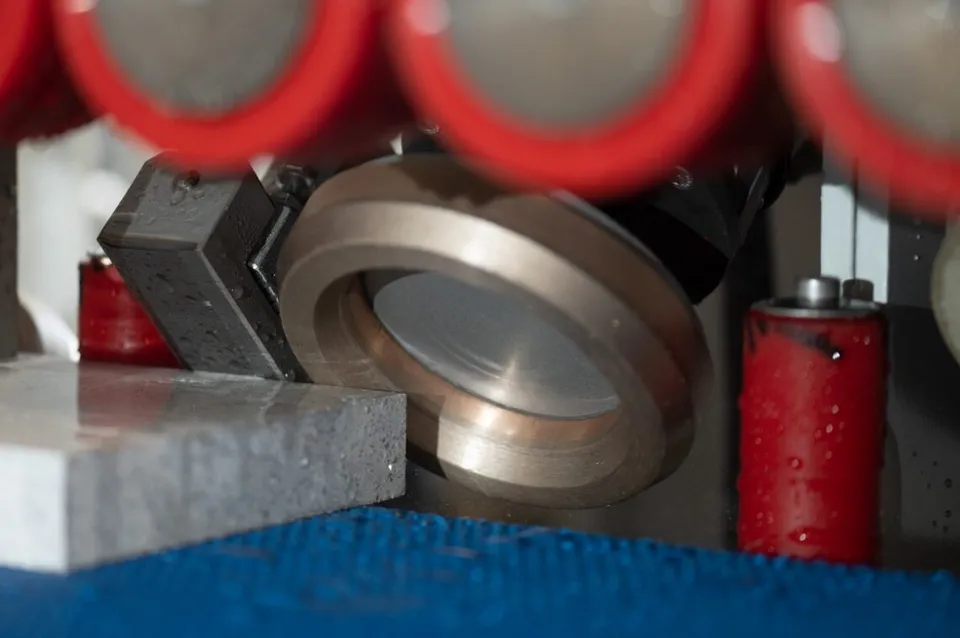 Device for calibrated bevel
