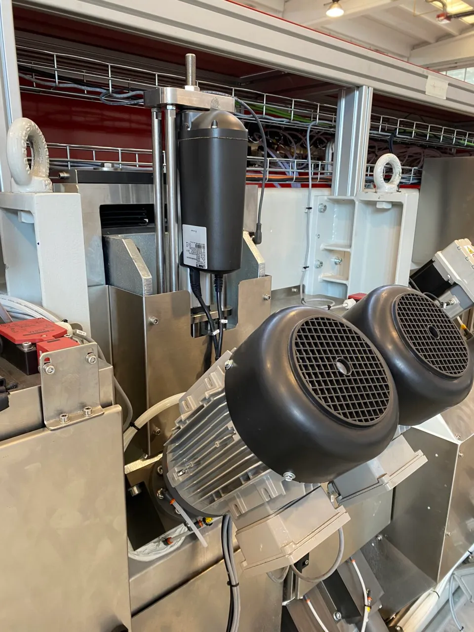 Lower bevelling unit