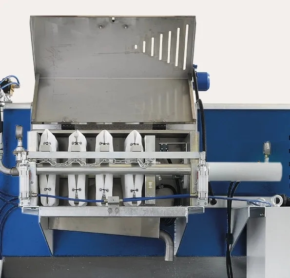 Easy Compact — Hot-dip galvanized filter press with stainless steel cover and drainage channel.