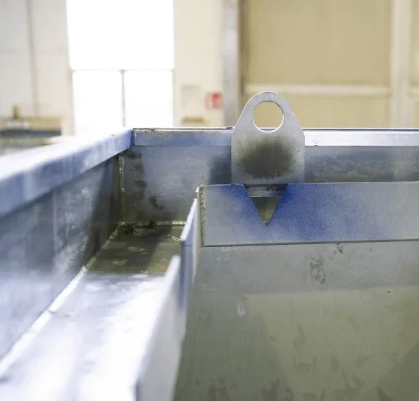 Easy Compact — Overflow channel detail at the top of the decanter.