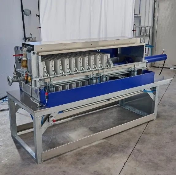 Maxi S-Compact 3.1 — Hot-dip galvanized filter press with stainless steel cover and drainage channel.