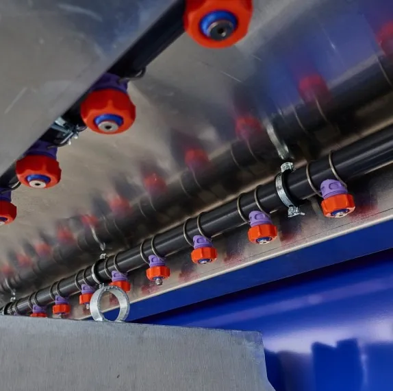 Maxi S-Compact 3.1 — Detail of one of the automatic washes: nozzles spray clarified water to clean the filter press cloths.