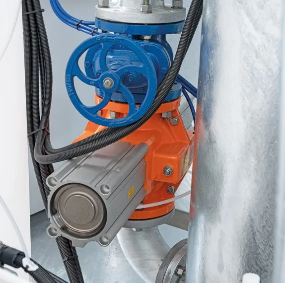 Mini Compact M 2.1 — Automatic sludge discharge from the decanter via pneumatic valve and manual safety shutoff valve.