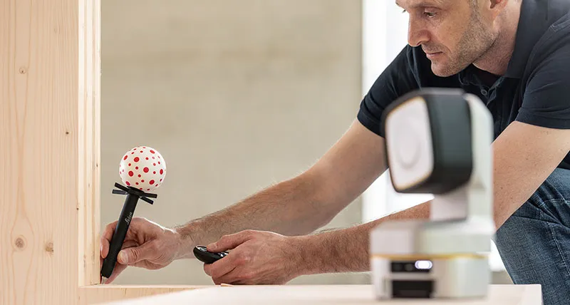 Wireless Leica vPen — touch and measure on any surface, including glass and edges, with ±1 mm accuracy at 10 m.
